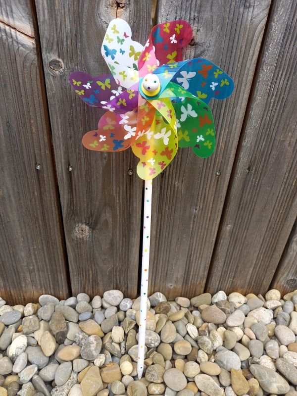 Windrad * 17 cm * Holzstil und -kugel handbemalt * Gartenstecker * Kinder * Deko * Regenbogen * Schmetterlinge